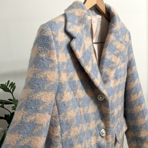 BLACK RIBBON women’s Medium Size light color coat. Keeps you warm and comfy - Picture 2 of 9